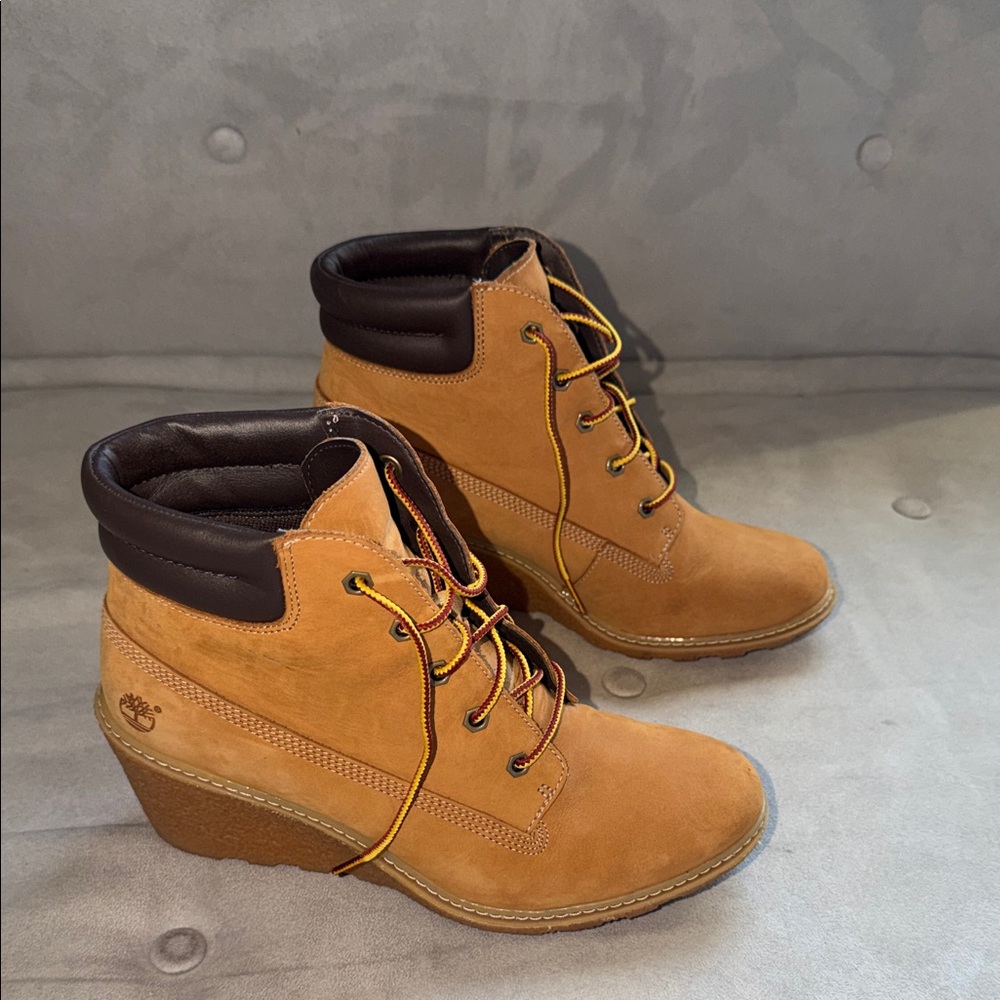Timberland Women's Lace-Up Tan Boots/heel
